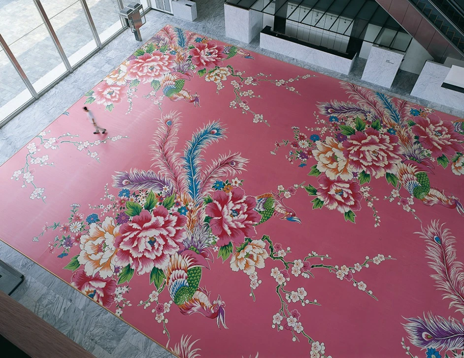 2000年「無法無天：台北雙年展」，林明弘以偌大花布圖案佈滿北美館大廳。-圖片